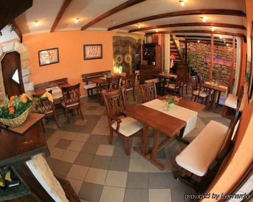Villa Cezar Kaštel Lukšić Restaurant bilde
